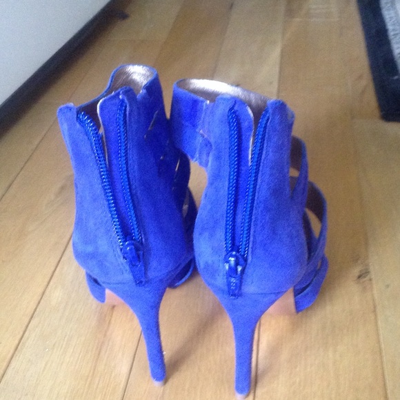 NWT BCBG 4" heel sandal - Picture 2 of 4